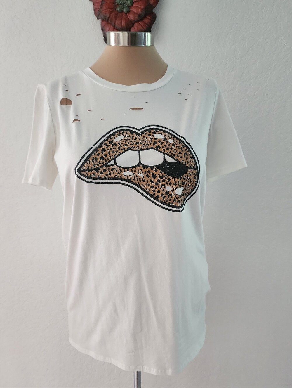 ZUTTER | White Graphic Tee with Leopard Print Lips
